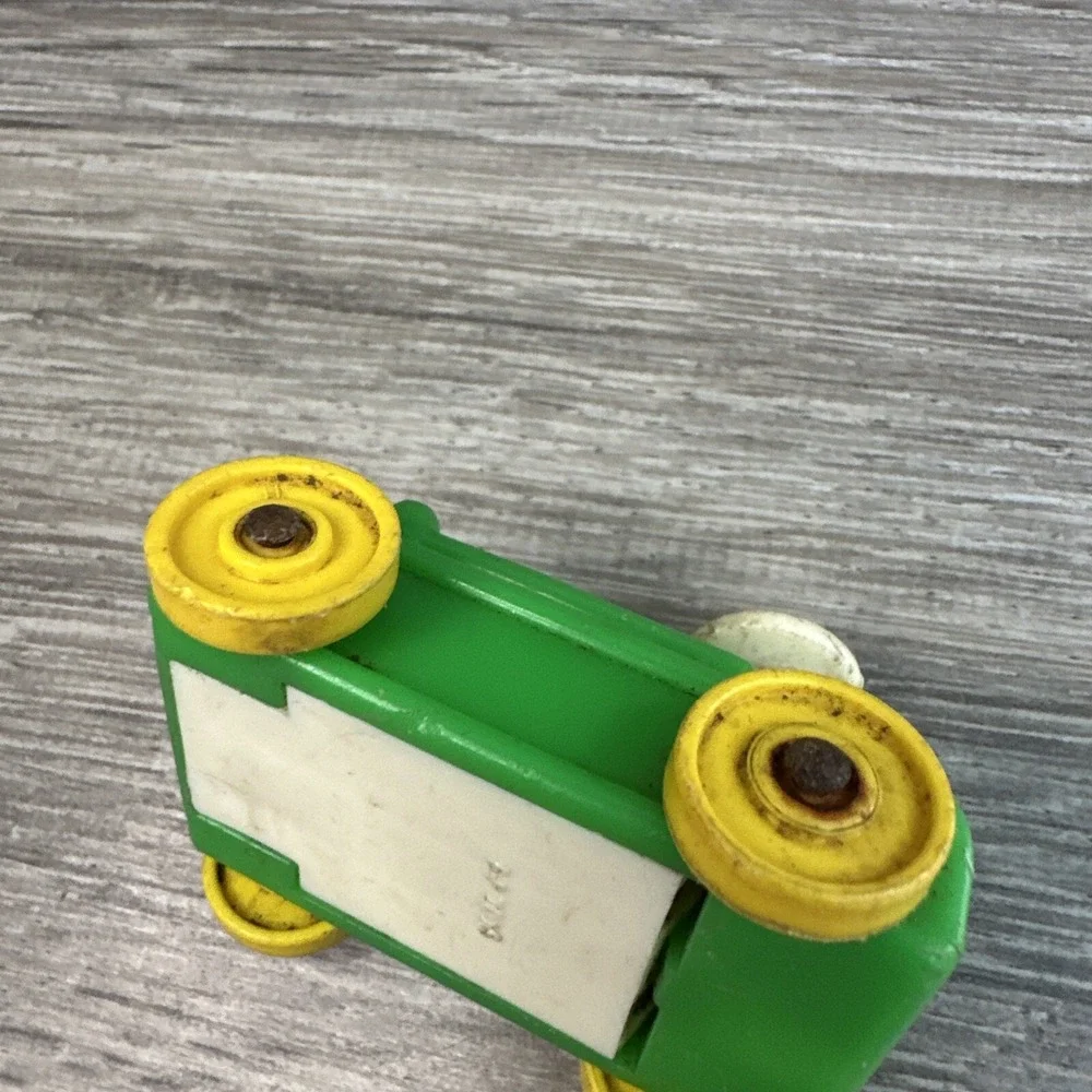 Vintage Fisher Price Little People Green Car Yellow Wheels Plastic Toy Vehicle‎